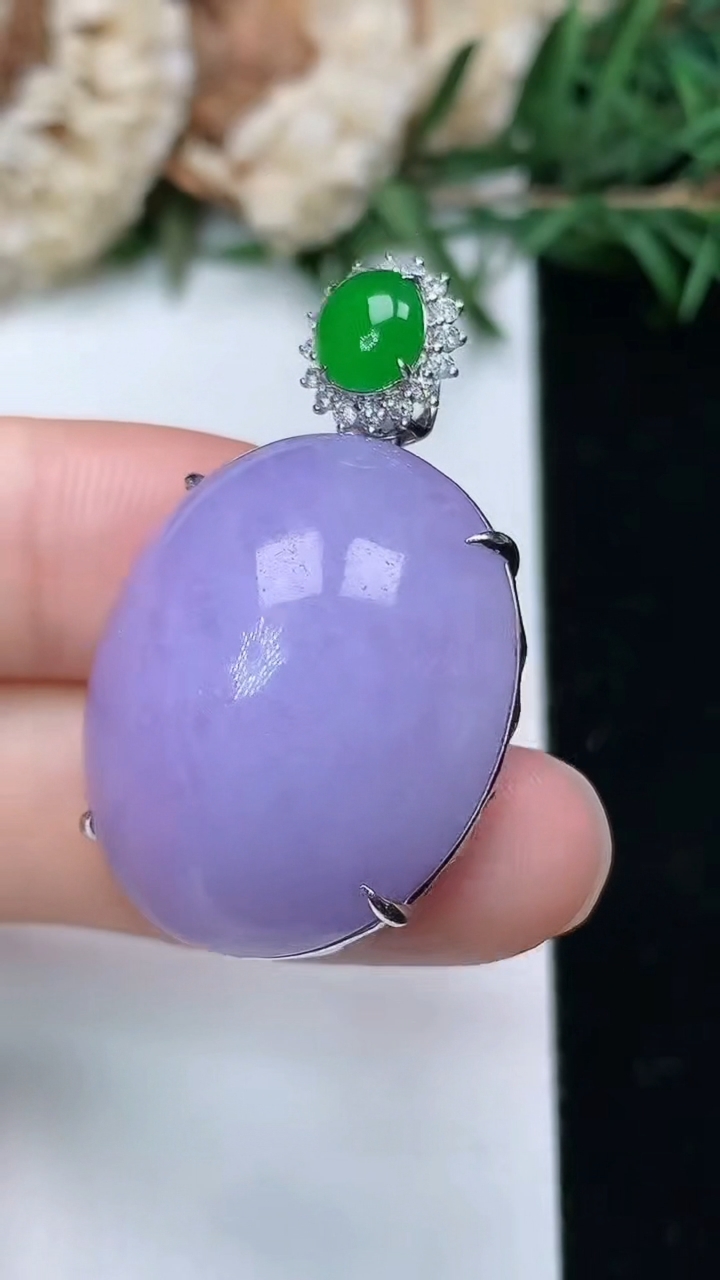 天然A货翡翠k金紫罗兰蛋面吊坠，尺寸24.5-21-13，重量:13.00g
3月28日