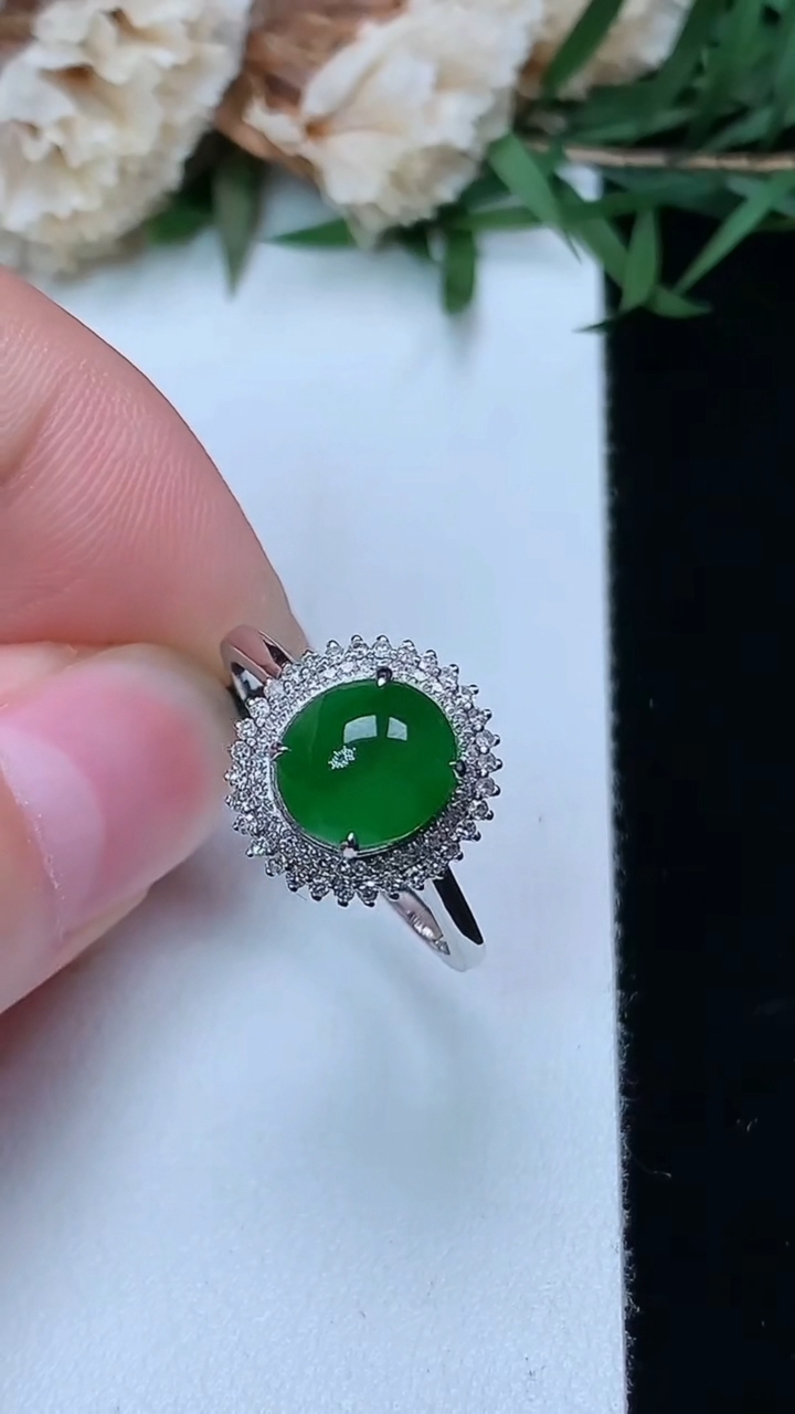 天然A货翡翠蛋面戒指，尺寸17.2-7.8-7，重量:2.28g2026年3月28日
工厂直销收藏佳品,种好水足，色泽均匀，有种有色，上手高大气！