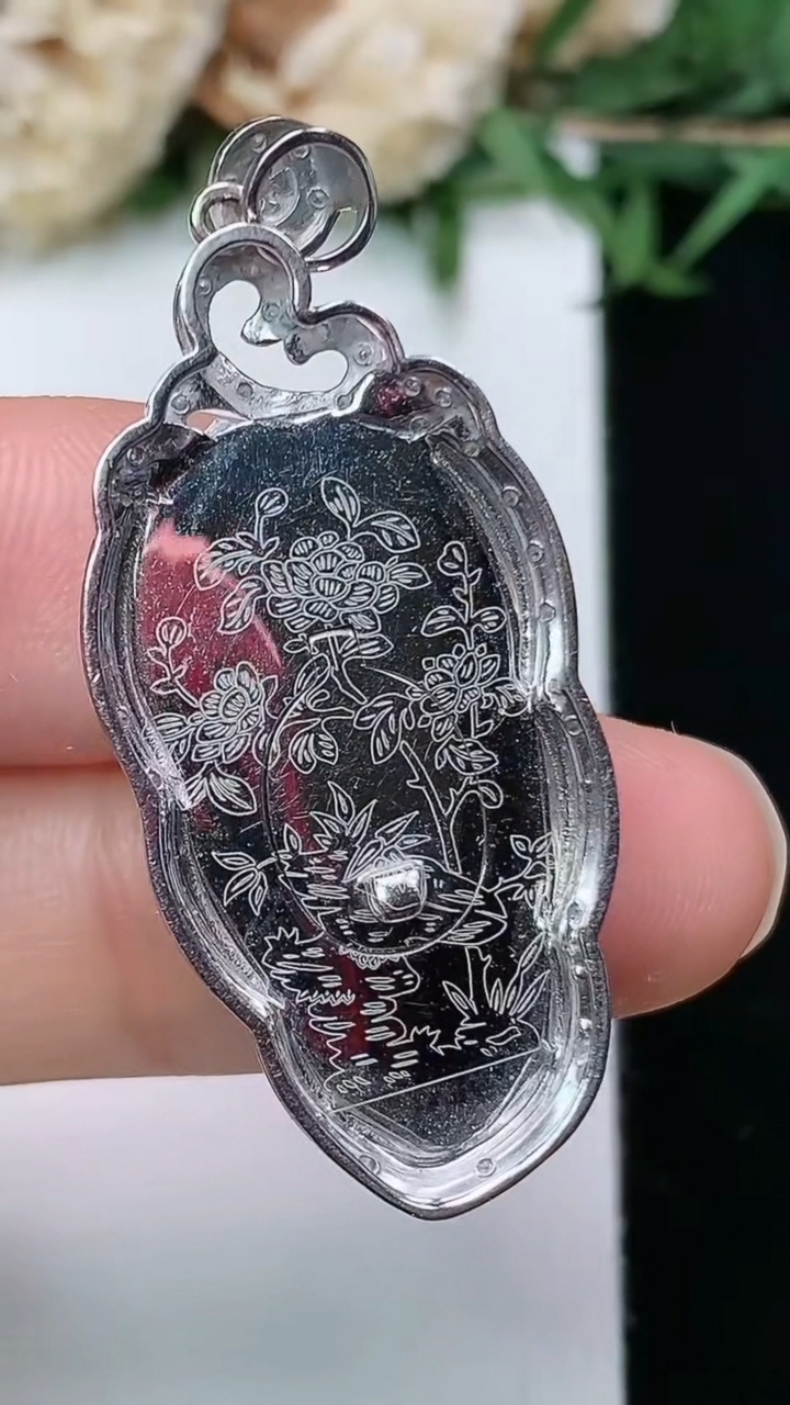 天然A货翡翠金枝玉叶 叶子吊坠，尺寸39.6-16.8-6.6，裸石26.5-13.5，重量:4.46g
3月28日