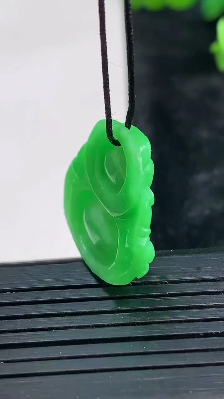 天然A货翡翠佛公吊坠尺寸22.4-24.7-5.3重量:4.46g
3月28日