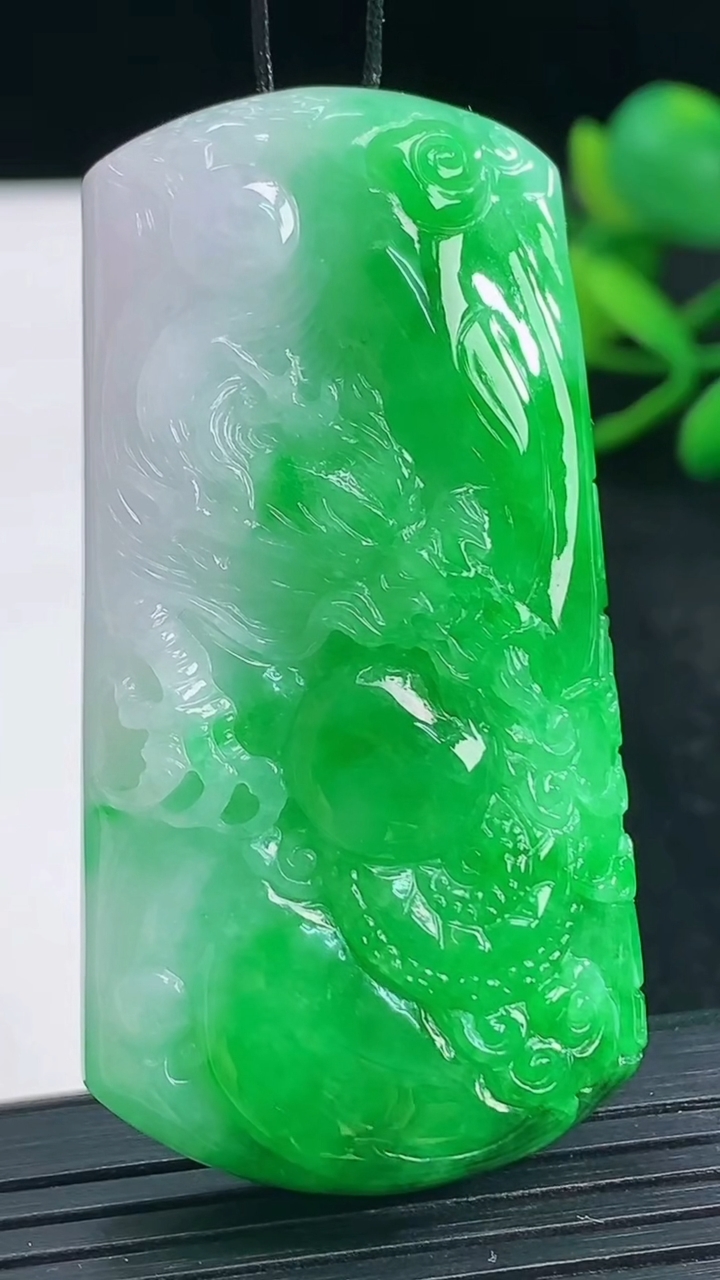 天然A货翡翠龙牌吊坠尺寸55-28.5-9.4重量:33.16g
3月28日