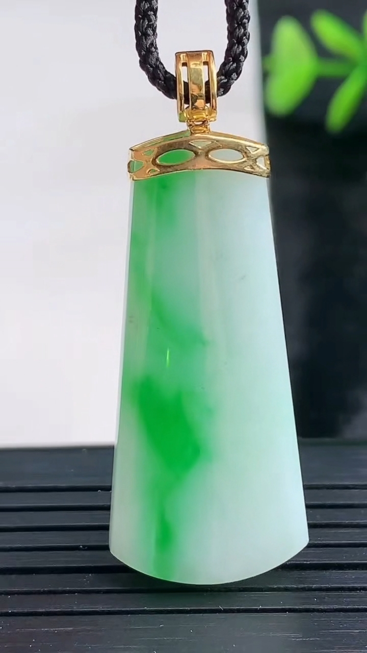 天然A货翡翠无事牌吊坠尺寸37.9-17-5.8重量:8.14g
3月28日