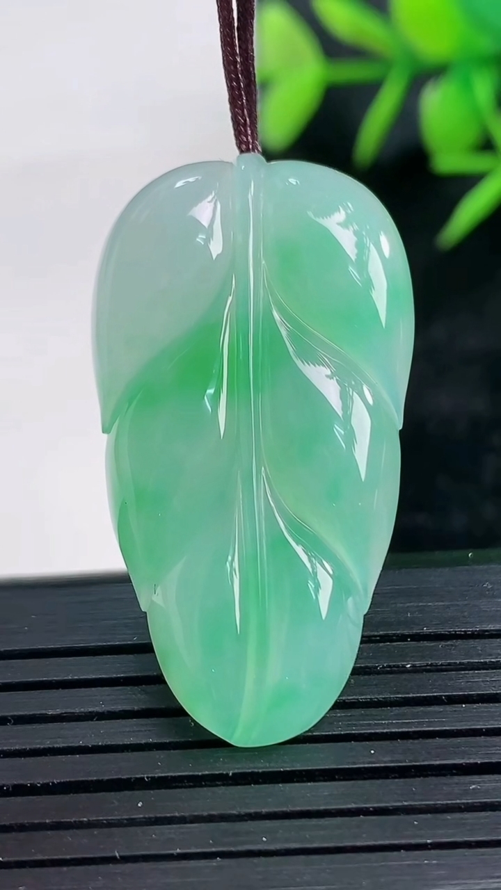 天然A货翡翠金枝玉叶 叶子吊坠尺寸36.4-20-4.9重量:6.98g
3月28日