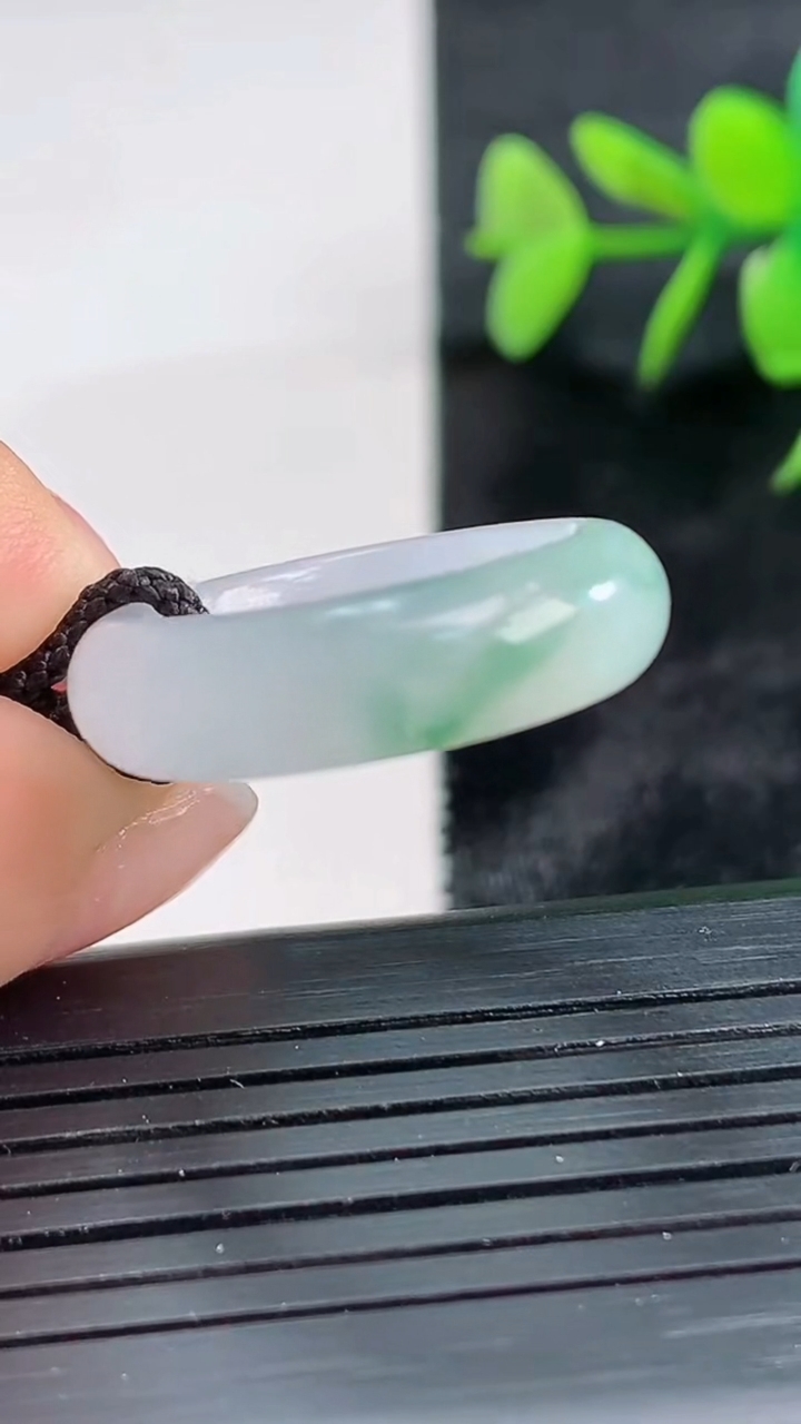 天然A货翡翠冰种飘花指环戒指尺寸16.6-6.1-3.9重量:4.21g2026年3月28日
工厂直销收藏佳品,种好水足，色泽均匀，有种有色，上手高大气！