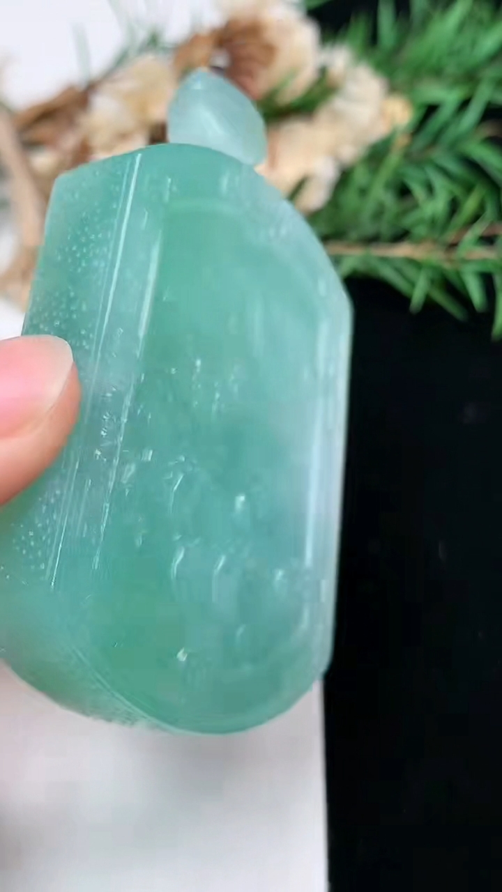 天然A货翡翠龙牌吊坠，尺寸54.8-39.7-12，重量:69.98g
3月28日