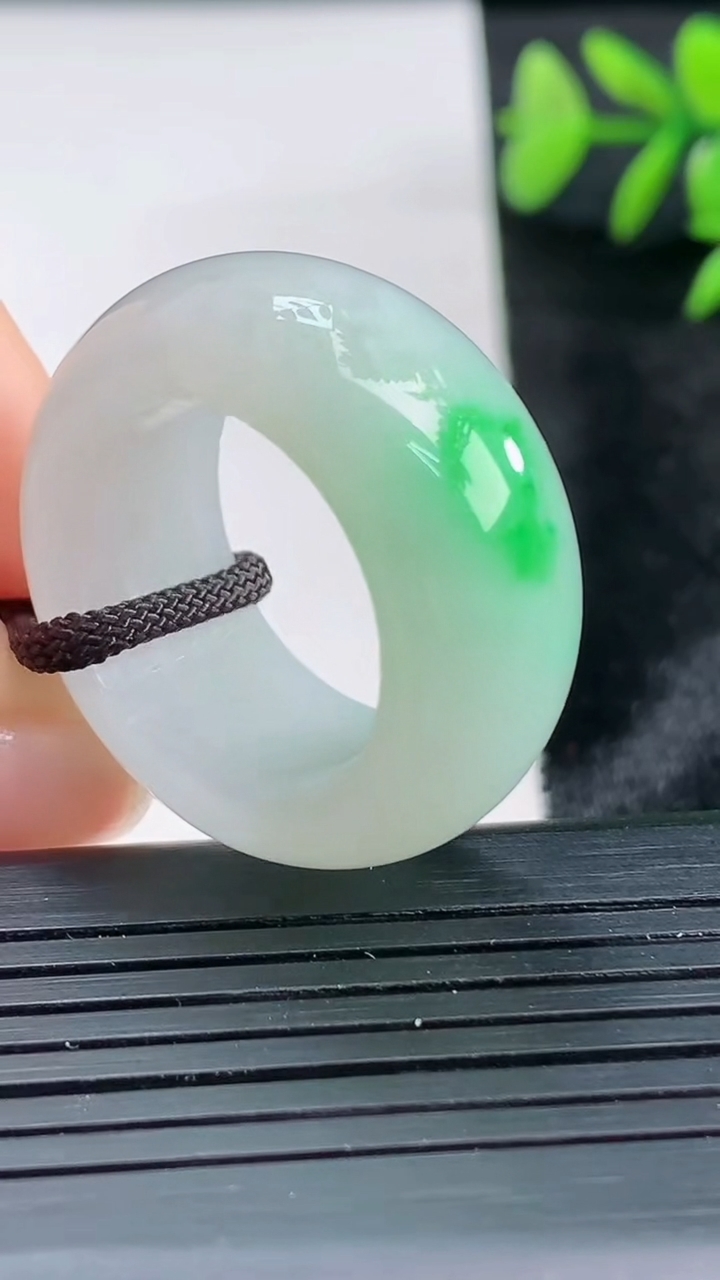 天然A货翡翠指环扳指尺寸20.5-12.4-5重量:14.18g2026年3月28日
工厂直销收藏佳品,种好水足，色泽均匀，有种有色，上手高大气！