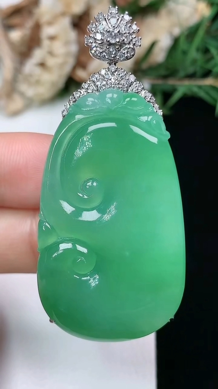 天然A货翡翠如意吊坠，尺寸40-23.8-9.4，重量:16.91g
3月28日