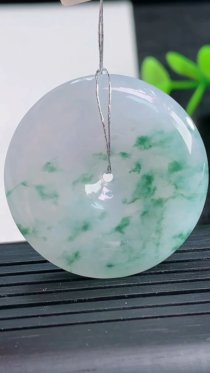 天然A货翡翠冰种飘花平安扣吊坠尺寸33.2-5.9重量:13.48g
3月28日