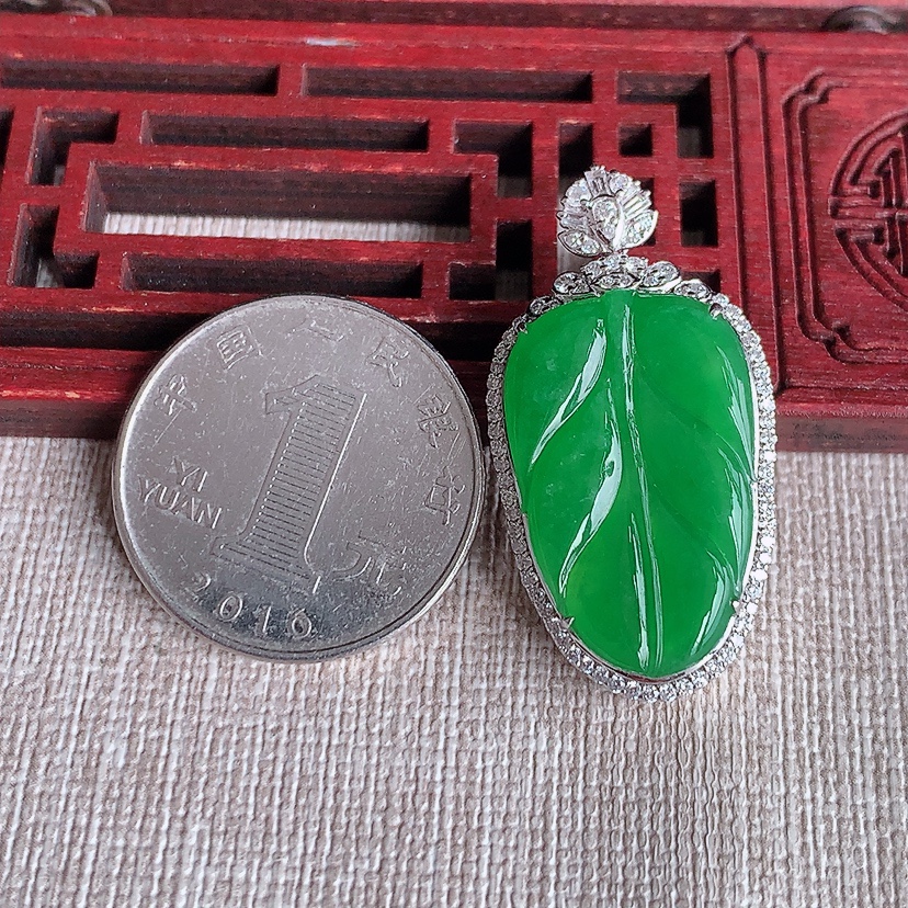 天然A货翡翠18K金伴钻镶嵌阳绿叶子金枝玉叶吊坠 
尺寸35.5-18.5-9.8裸石24.6-15.6mm 重量9.96g 0326
