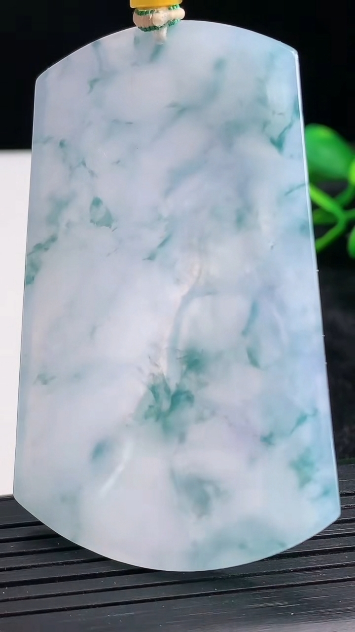 天然A货翡翠紫罗兰飘花山水观音菩萨吊坠尺寸68.7-43.1-3.9重量:36.95g
3月28日