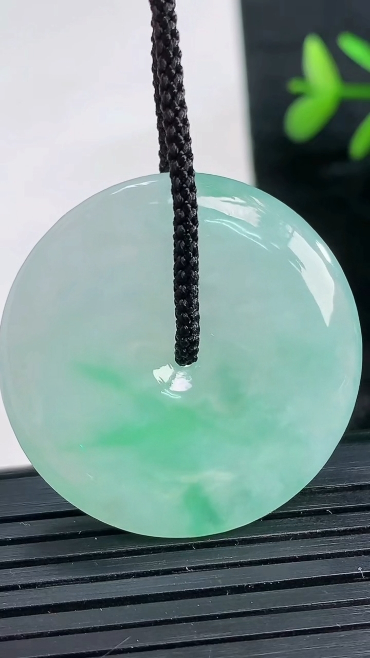 天然A货翡翠平安扣吊坠尺寸33.6-5.6重量:13.37g
3月28日