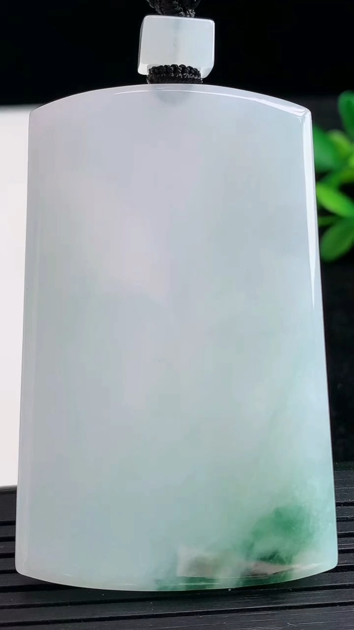 天然A货翡翠冰种飘花无事牌吊坠尺寸60-38.1-5.8重量:46.70g
3月28日