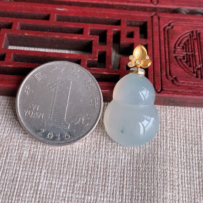 天然A货翡翠18K金扣头飘花葫芦吊坠 
尺寸29.8-22-16-7.5mm 重量4.68g 0327