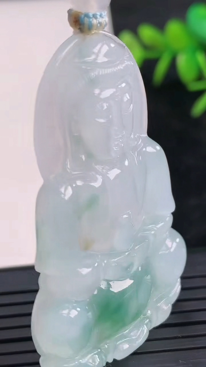 天然A货翡翠冰种飘花观音菩萨吊坠尺寸49.8-32.4-6重量:17.44g
3月28日