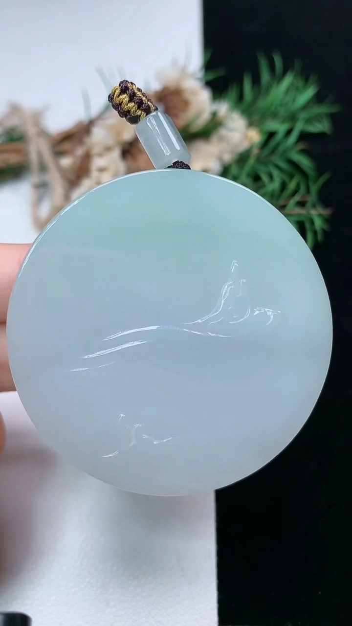 天然A货翡翠无相观音吊坠，尺寸49.8-9.6，重量:63.18g
3月28日