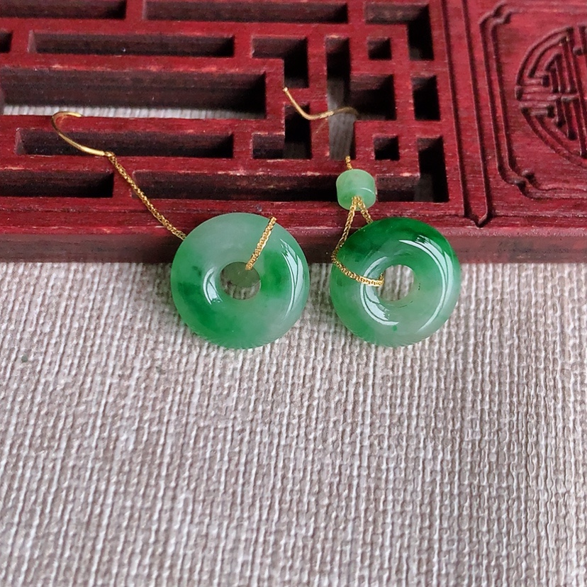 天然A货翡翠18K金镶嵌飘绿平安环耳坠 
尺寸12.4-4.2mm 重量2.88g 0327