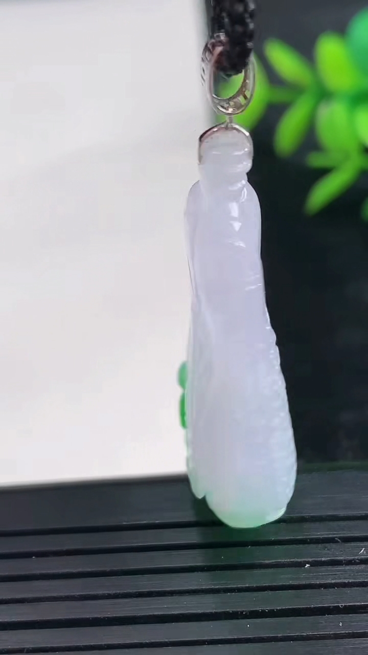 天然A货翡翠白菜吊坠尺寸37.1-18.9-10重量:9.81g
3月28日