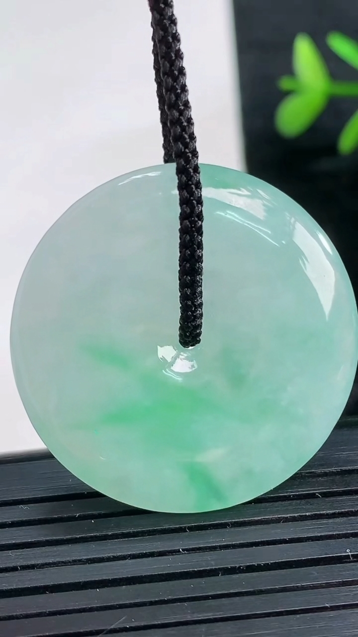 天然A货翡翠平安扣吊坠尺寸33.6-5.6重量:13.37g
3月28日