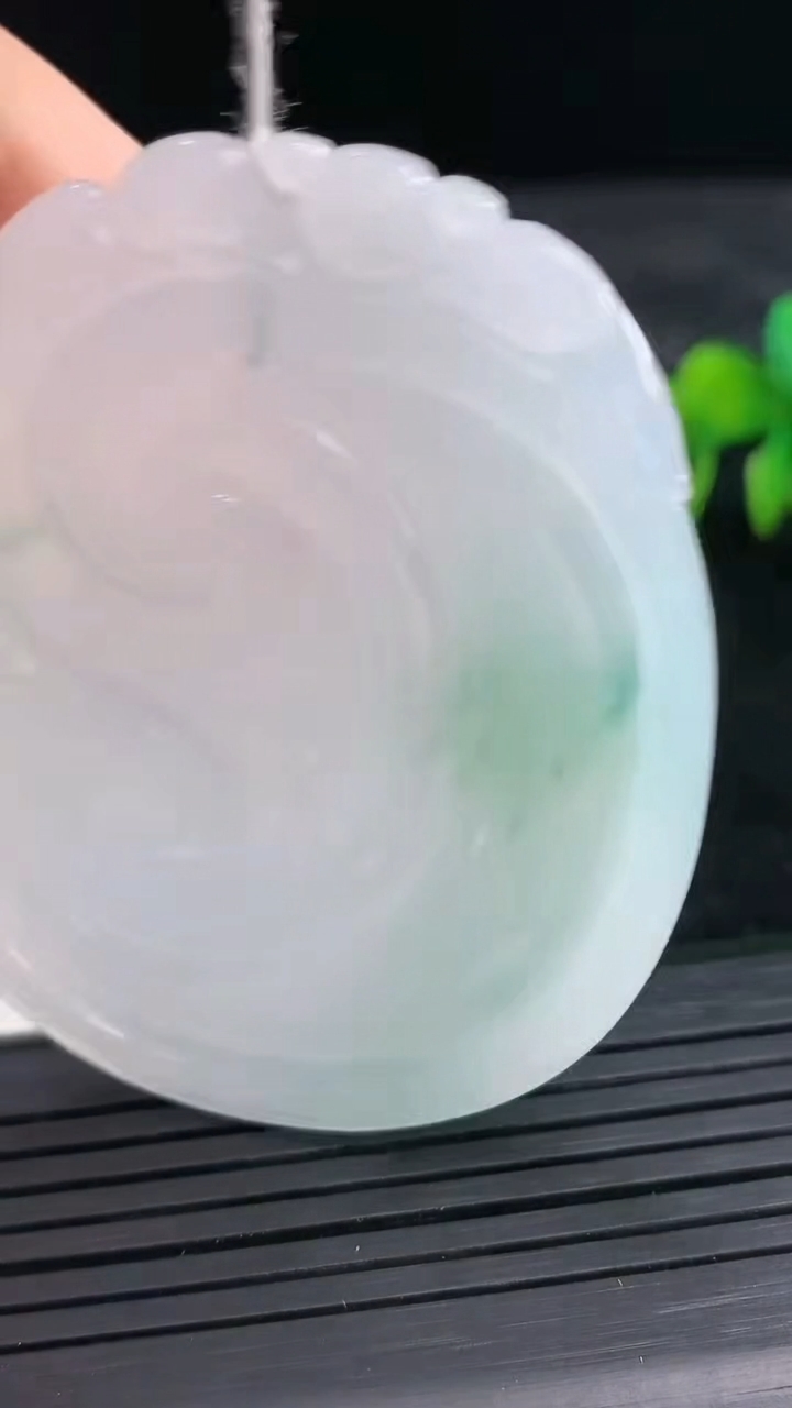 天然A货翡翠飘花如意吊坠尺寸56.7-47.3-7.5重量:37.80g
3月28日