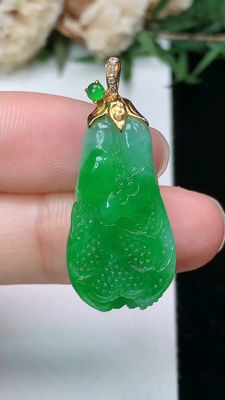 天然A货翡翠白菜吊坠，尺寸25.9-13.6-7.3，重量:4.89g
3月28日