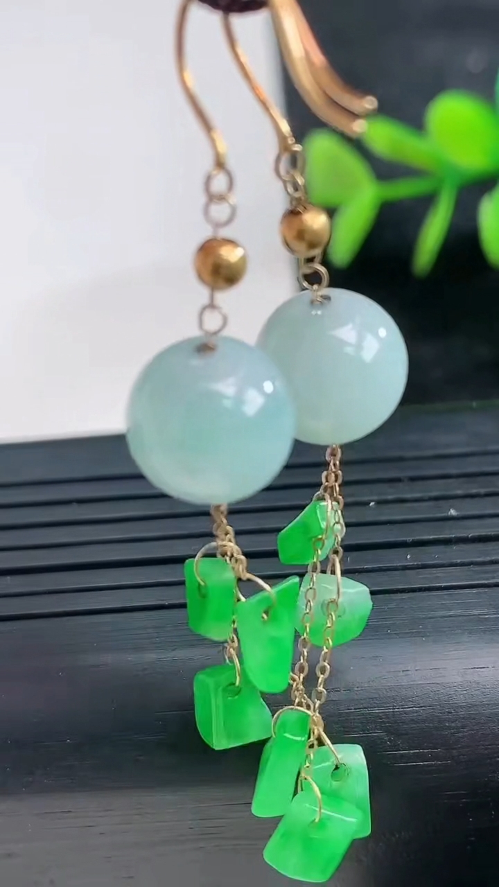 天然A货翡翠圆珠耳坠尺寸9.6重量:4.77g3月28日
工厂直销收藏佳品,种好水足，色泽均匀，有种有色，上手高大气！