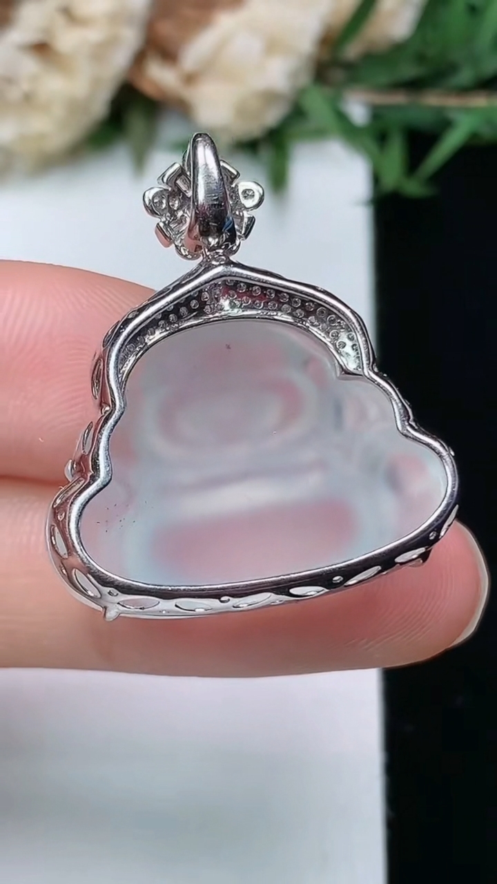 天然A货翡翠白冰佛公吊坠，尺寸17.3-24.5-9.9，重量:6.56g
3月28日