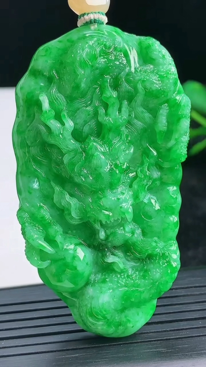 天然A货翡翠龙牌吊坠尺寸66-36.5-10.1重量:43.17g
3月28日