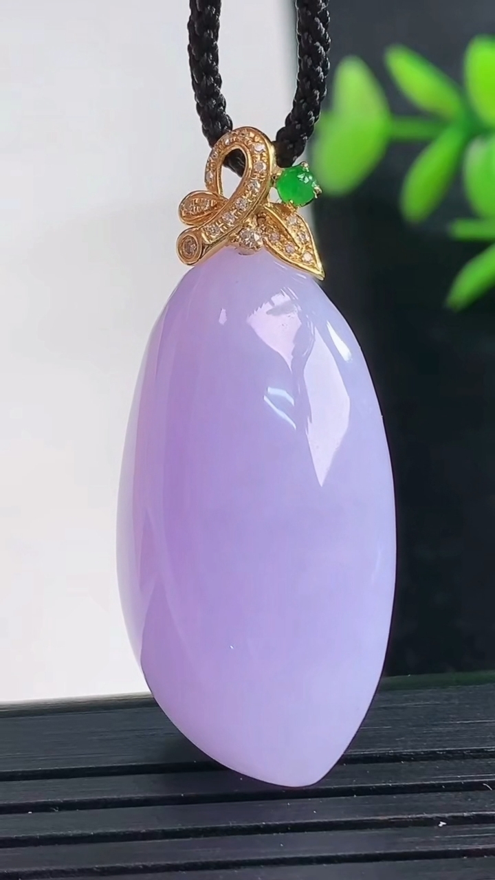 天然A货翡翠18K金紫罗兰福瓜吊坠尺寸34.7-17.4-11.2重量:11.40g
3月28日