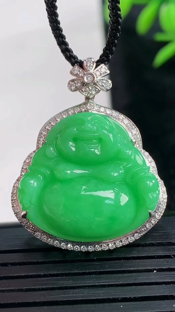 天然A货翡翠佛公吊坠尺寸31.5-25.2-10.2裸石20.8-22重量:6.23g
3月28日