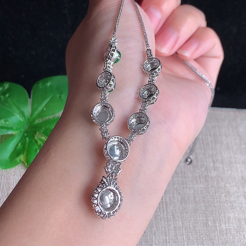 天然A货翡翠18K金伴钻镶嵌阳绿蛋面宴会款项链 
尺寸7.7-7-7.4mm 重量11.46g 0326