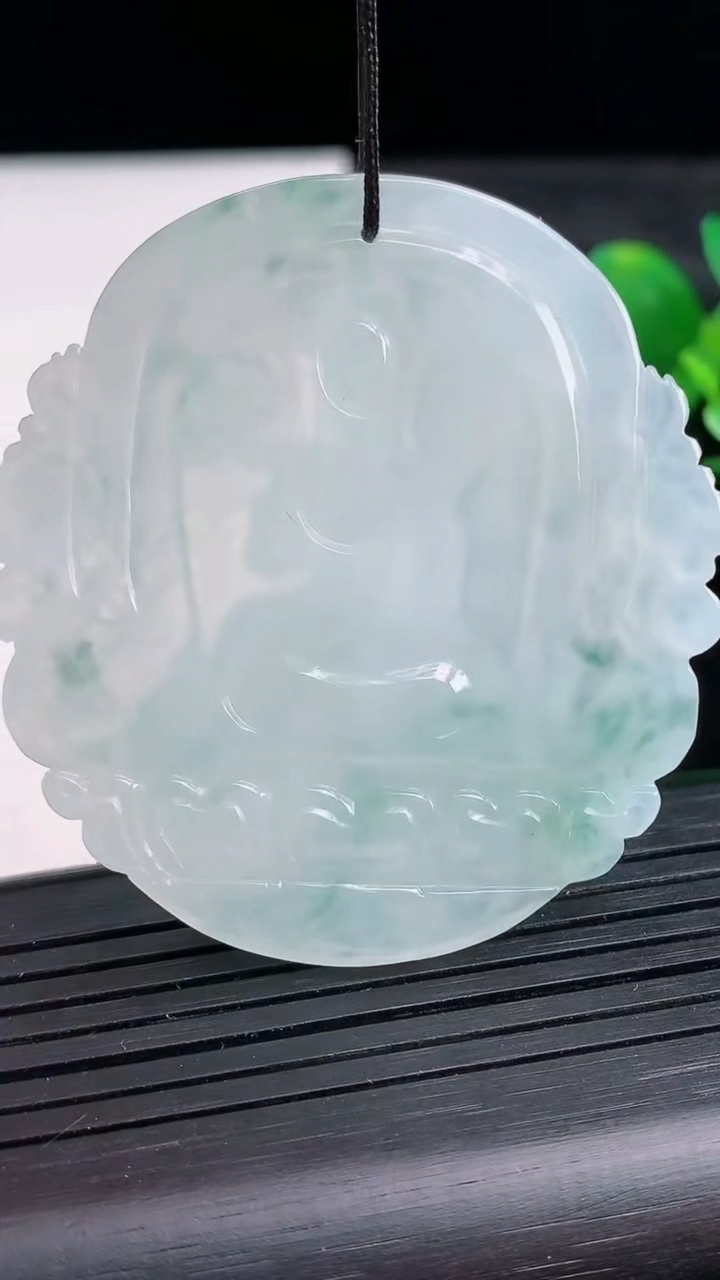 天然A货翡翠冰种飘花文殊菩萨吊坠尺寸52.3-48.7-5.4重量:25.47g
3月28日