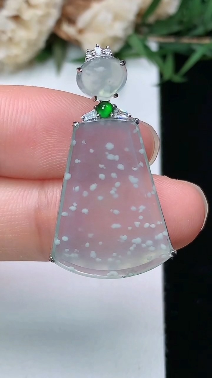 天然A货翡翠白冰无事牌吊坠，尺寸32.2-22.2-16.2-4.7，重量:2.71g
3月28日