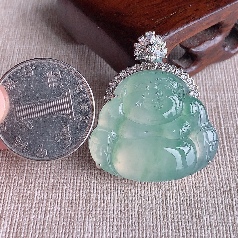 天然A货翡翠18K金伴钻镶嵌晴绿佛公吊坠 
尺寸36.6-26.5-31-11.5mm 重量14.05g 0326