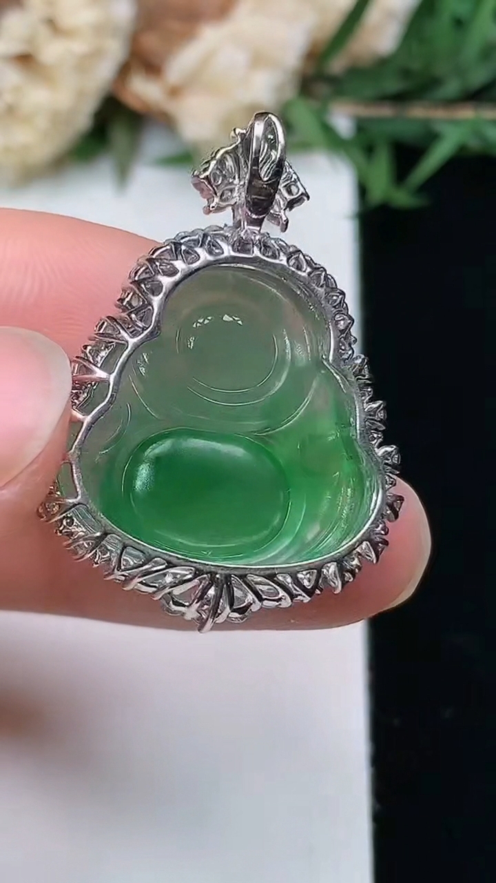 天然A货翡翠佛公吊坠，尺寸30.2-22.4-8.6，裸石18.3-18.7，重量:5.05g
3月28日