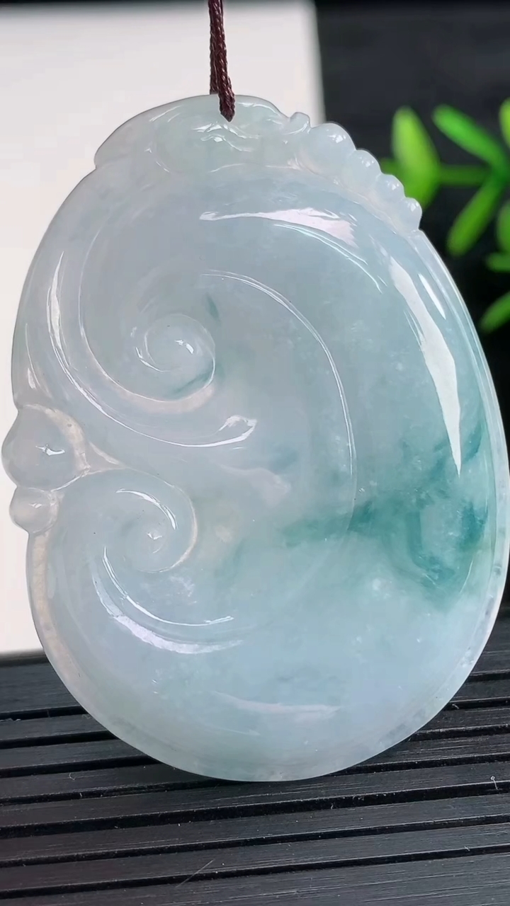 天然A货翡翠飘花如意吊坠尺寸50.8-37.1-5.7重量:20.08g
3月28日