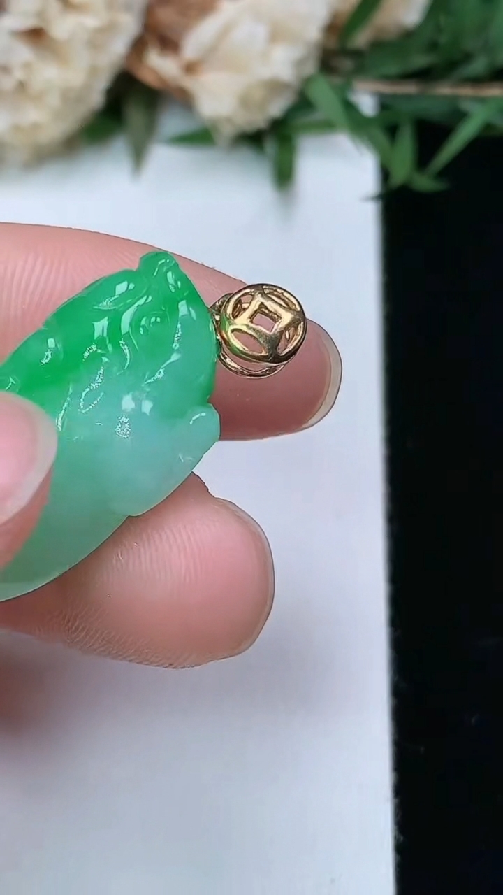 天然A货翡翠金蟾吊坠，尺寸25-15.8-10.4，重量:6.99g
3月28日
