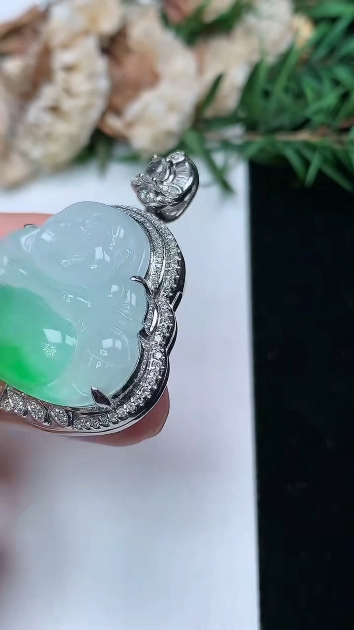 天然A货翡翠佛公吊坠，尺寸37.2-32.9-12.8，裸石23.2-30.6，重量:14.00g
3月28日