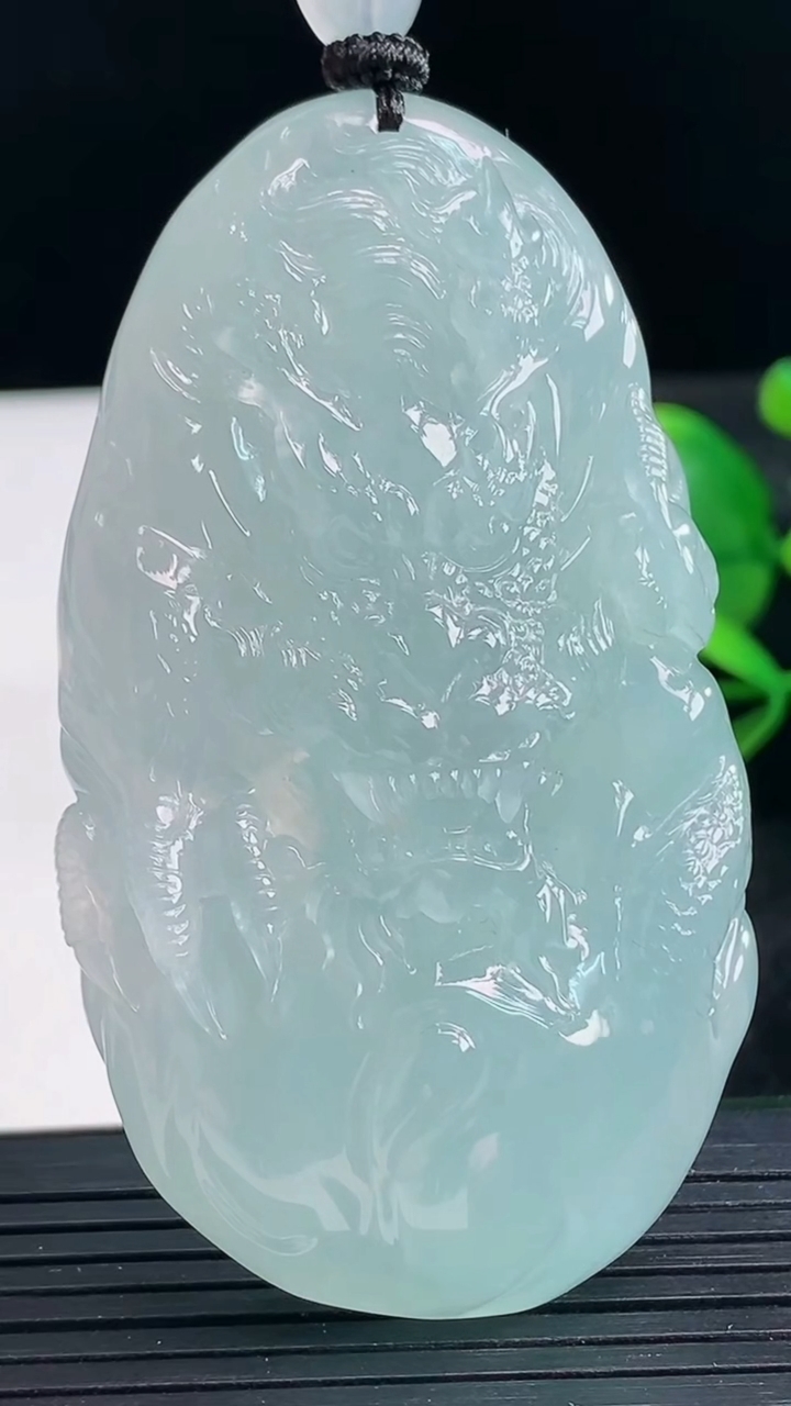 天然A货翡翠龙牌吊坠尺寸66-36.2-12重量:64.88g
3月28日