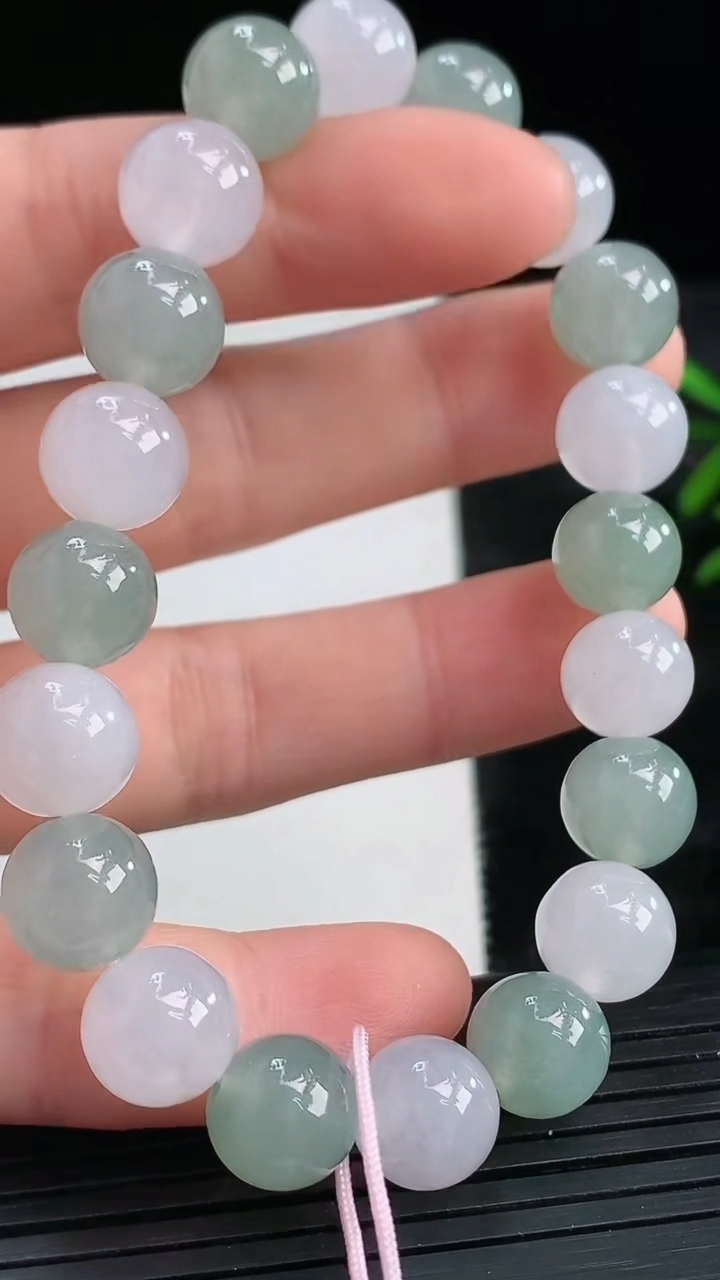 天然A货翡翠圆珠手串尺寸9.2-2.颗重量:28.51g3月28日
工厂直销收藏佳品,种好水足，色泽均匀，有种有色，上手高大气！