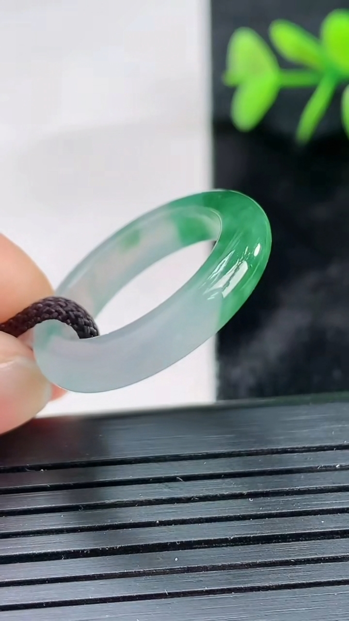 天然A货翡翠指环戒指尺寸19-4.5-3.6重量:3.62g2026年3月28日
工厂直销收藏佳品,种好水足，色泽均匀，有种有色，上手高大气！