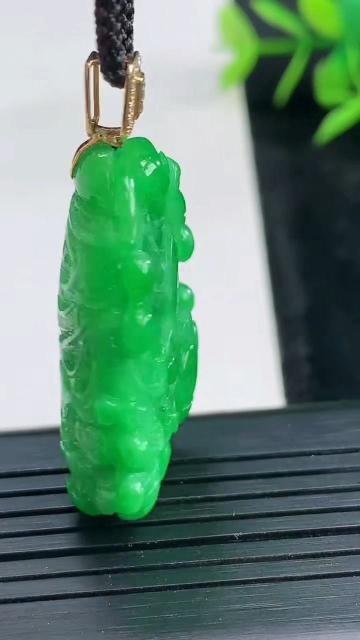 天然A货翡翠白菜吊坠尺寸37-22.5-12.5重量:15.61g
3月28日
