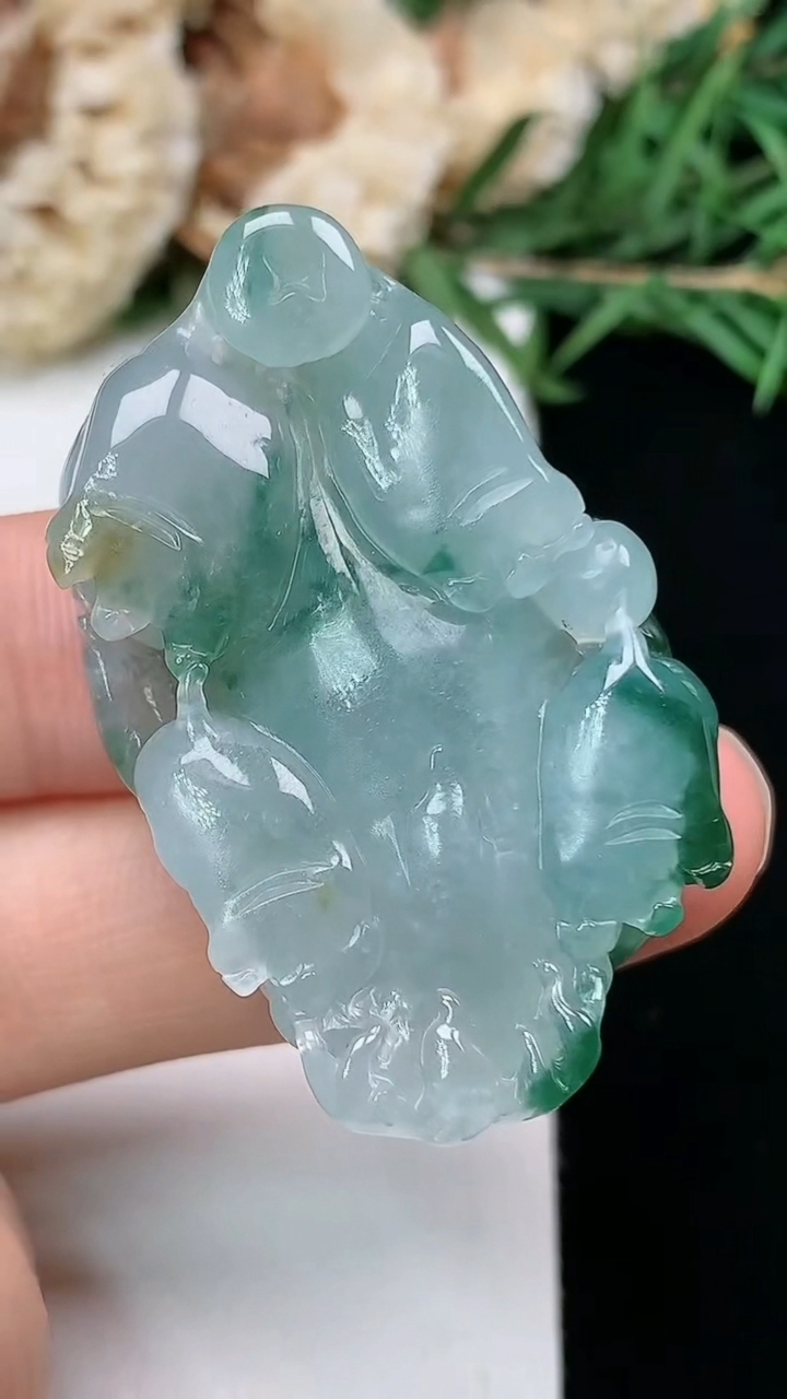 天然A货翡翠双彩貔貅吊坠，尺寸40.5-25.4-11，重量:20.90g
3月28日