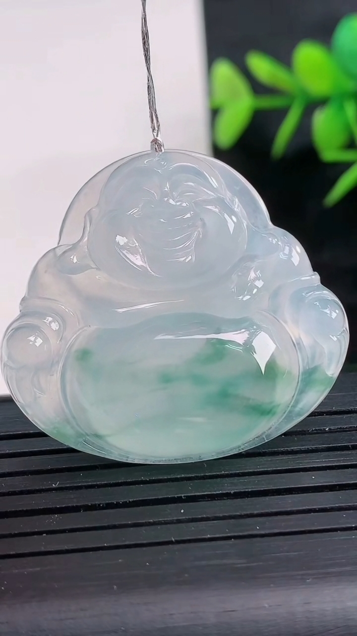 天然A货翡翠种飘花佛公吊坠尺寸32.2-36.2-5.9重量:10.65g
3月28日