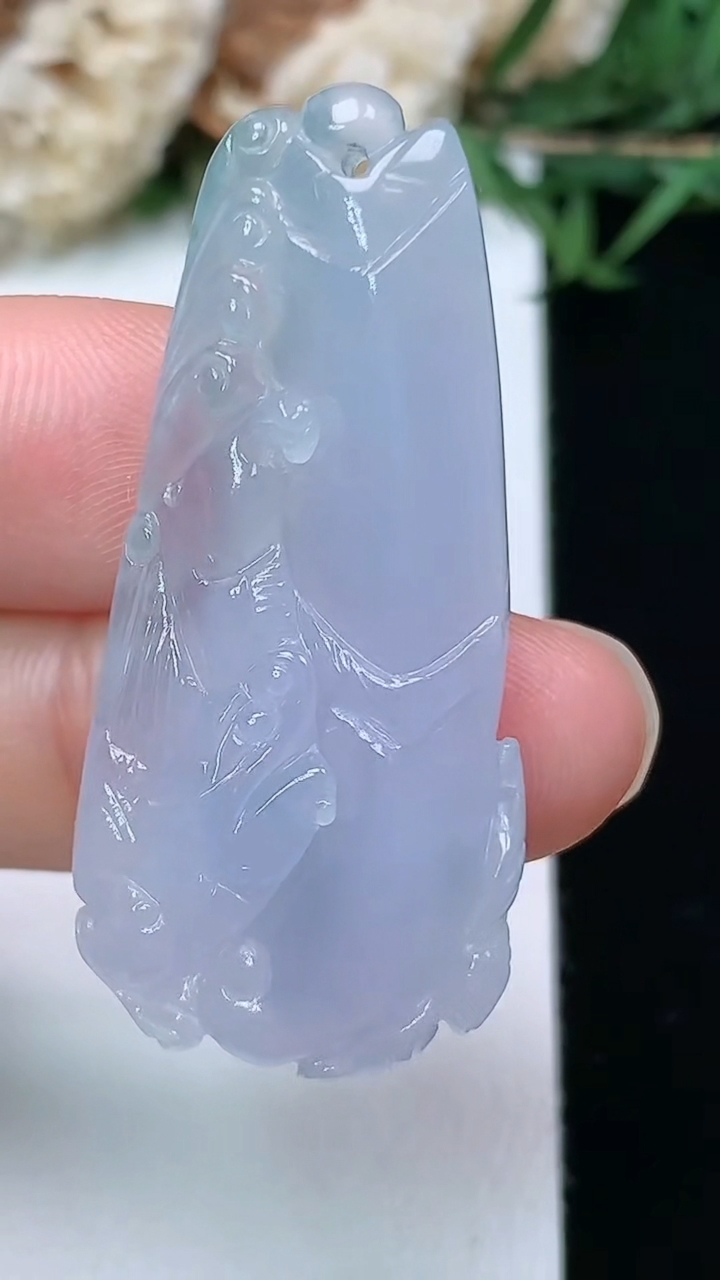 天然A货翡翠白冰仿古龙牌吊坠，尺寸40-18.5-7.7，重量:9.49g
3月28日