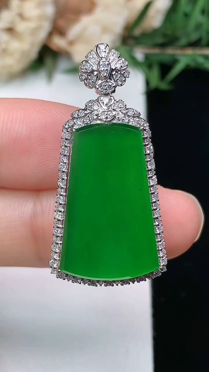 天然A货翡翠无事牌吊坠，尺寸33.5-16.2-9.3
3月28日