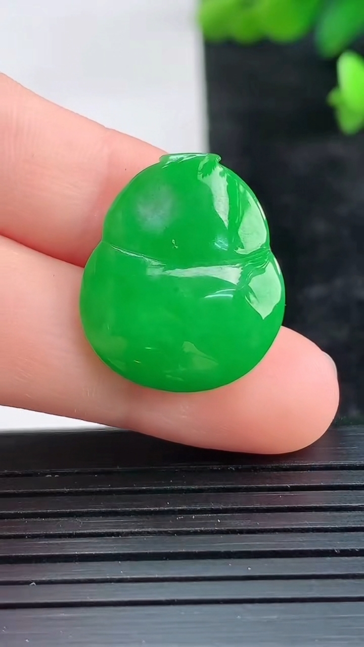 天然A货翡翠葫芦镶嵌件尺寸21.6-18.2-7.6重量:5.00g
3月28日