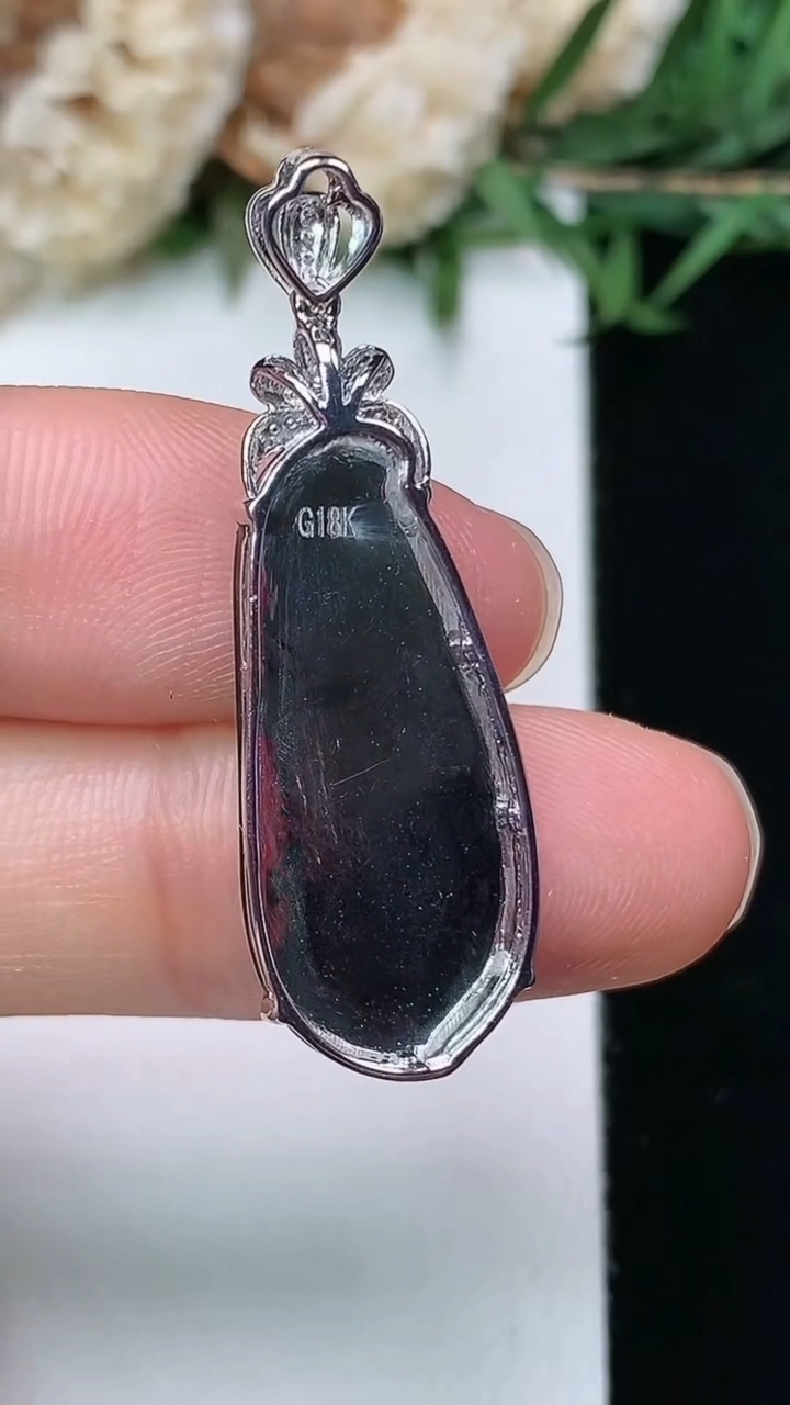 天然A货翡翠福豆吊坠，尺寸24.5-11.4-5.3，重量:2.67g
3月28日