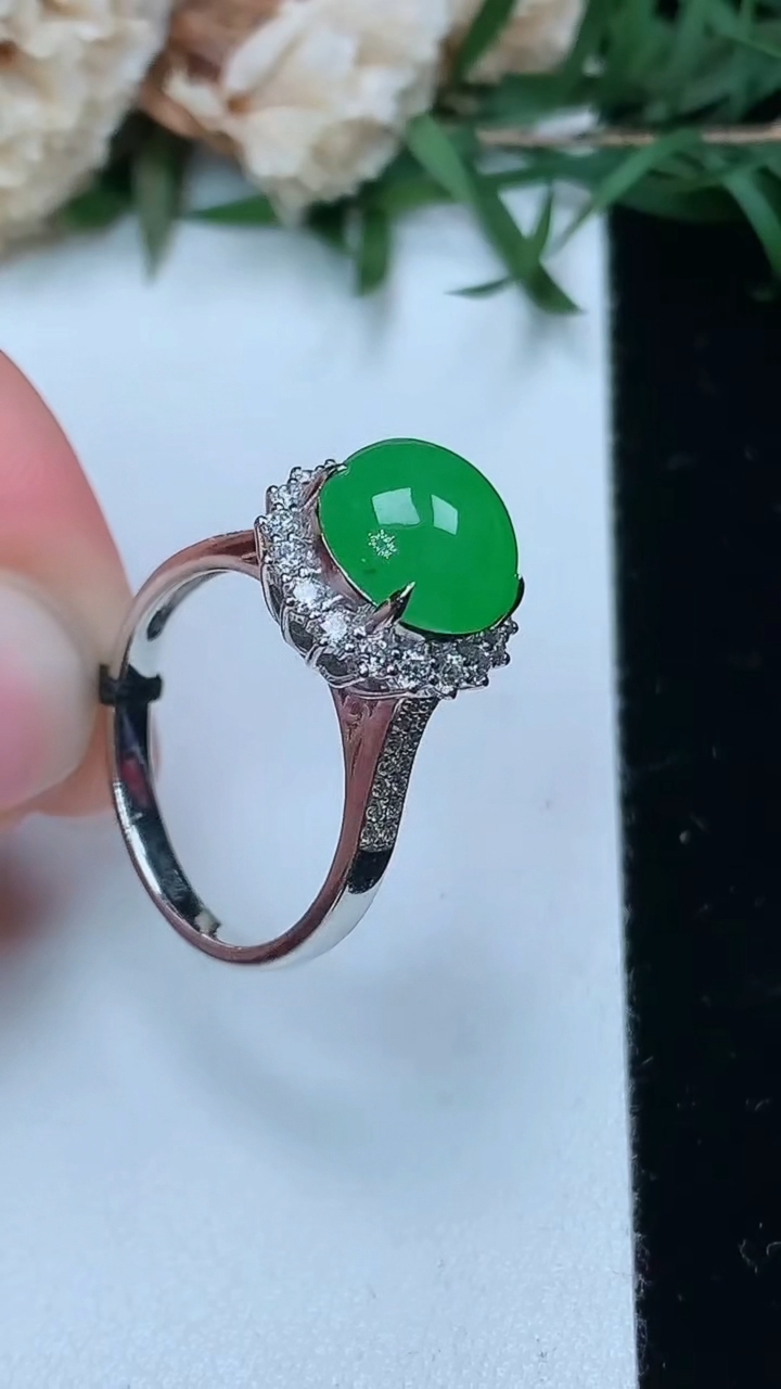 天然A货翡翠蛋面戒指，尺寸17.5-9-9.3，重量:4.96g2026年3月28日
工厂直销收藏佳品,种好水足，色泽均匀，有种有色，上手高大气！