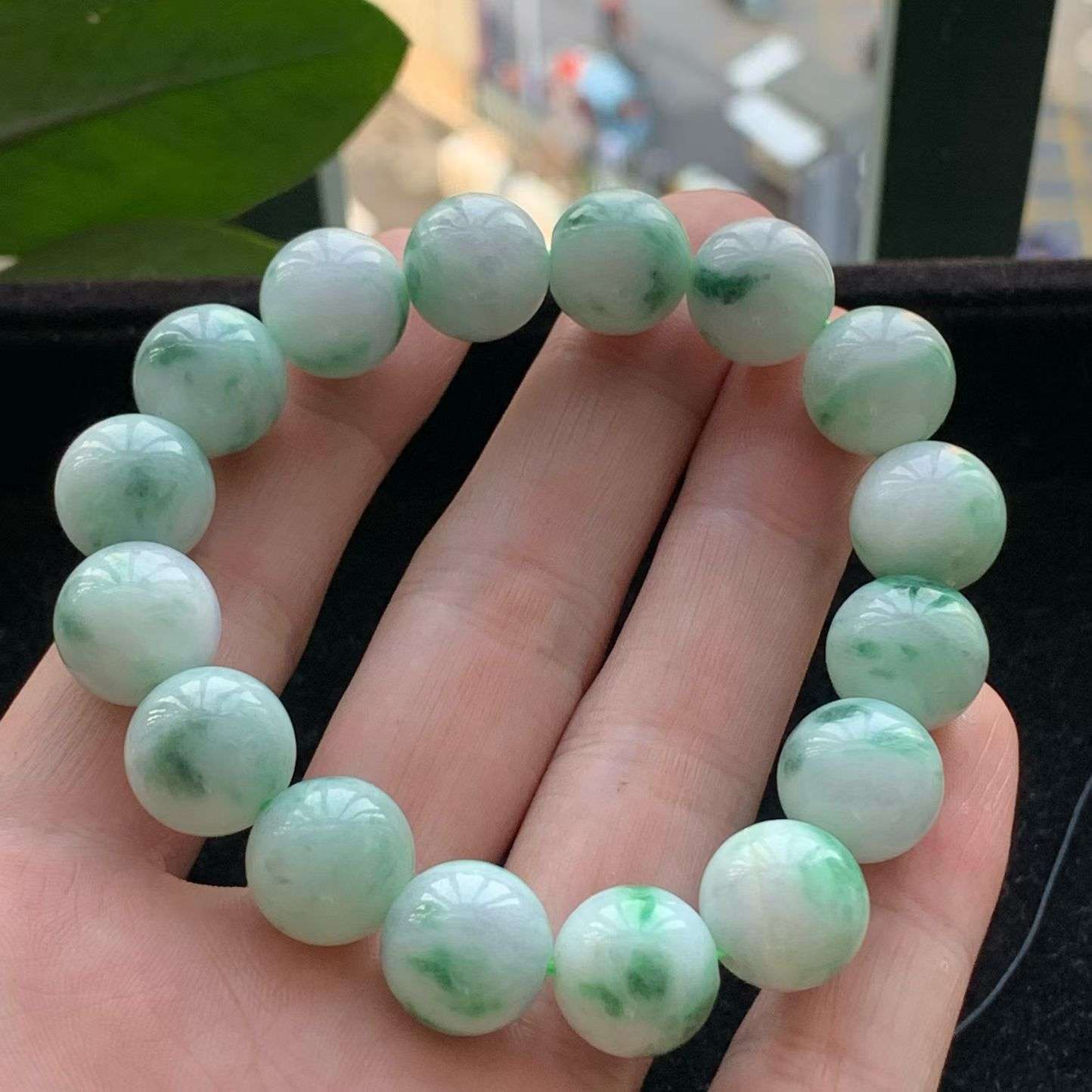 A货天然翡翠冰糯种飘绿手串13m16颗重量63.29
3月28日