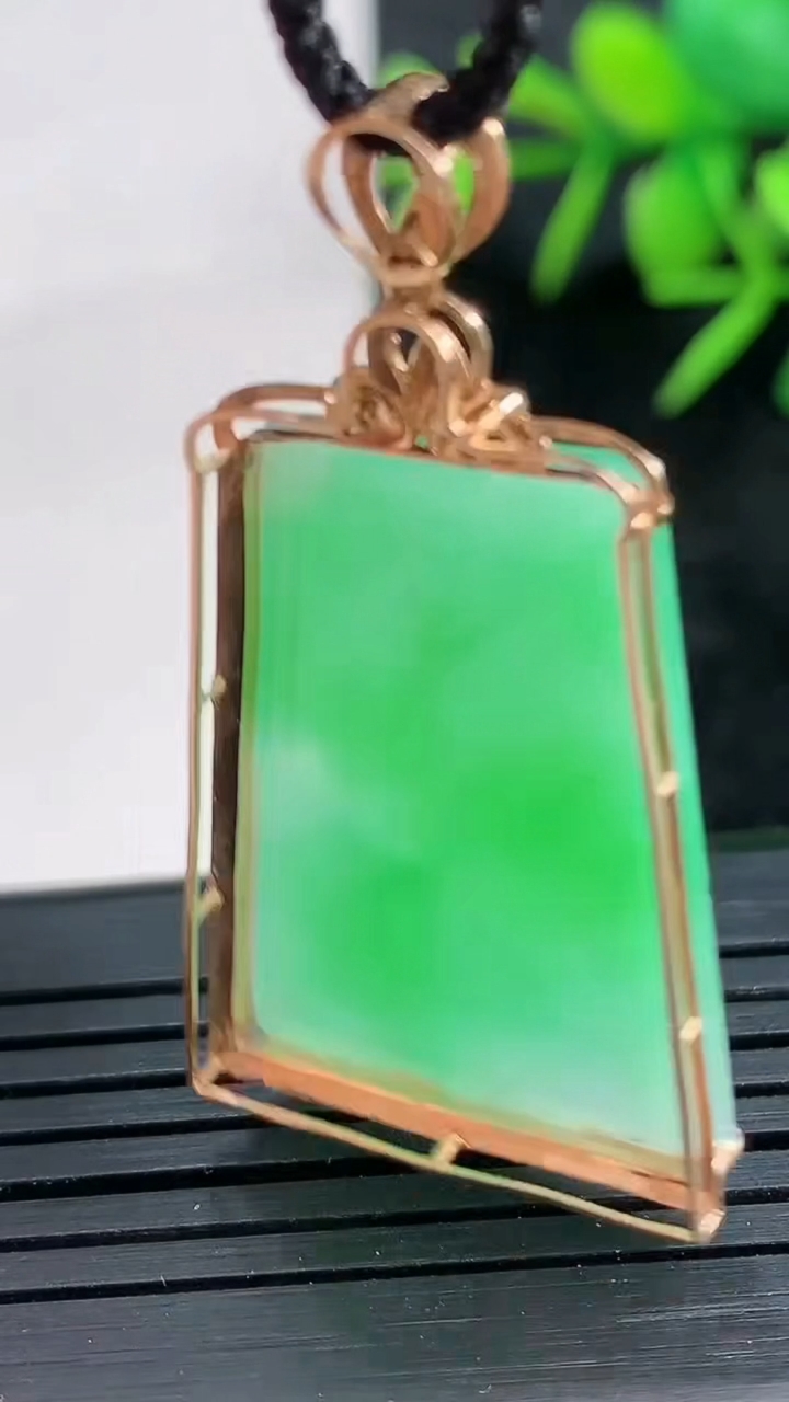 天然A货翡翠无事牌吊坠尺寸40.2-21-5.8裸石26.7-19.3重量:5.12g
3月28日